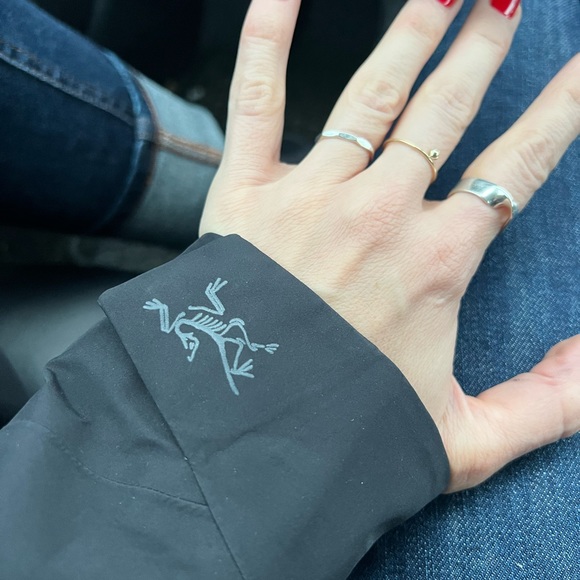 Arc’teryx - Small - Women’s- Gore-Tex long black rain jacket - Picture 7 of 8